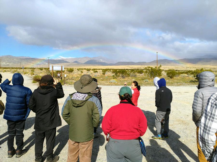 Kim Blisniuk和地质学学生在沙漠里.